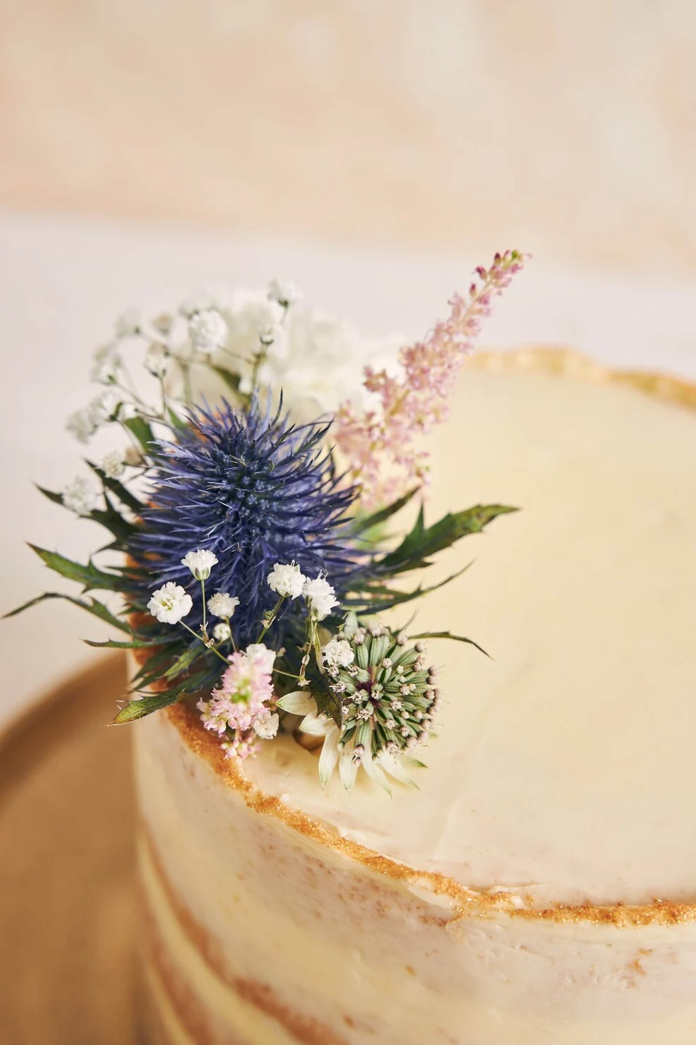 Floral cake with delicate gold detailing — design inspiration
